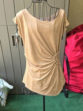 Women’s Gathered Side Tee in Camel